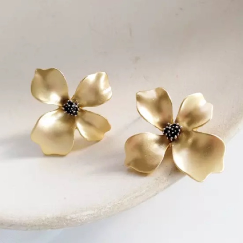 “Riya” Adorable Daisy Gold Floral Stud Earring - Picture 11 of 11
